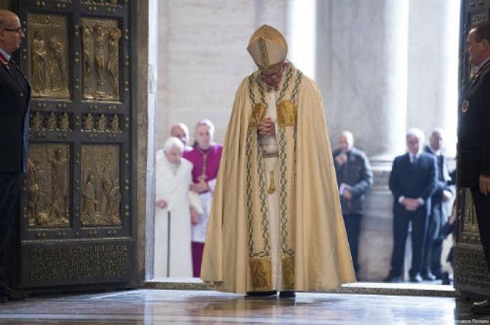 Pope opening the Holy Door, Photo: catholic.org